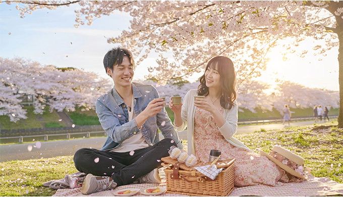 レジャーシートを使っての花見のイメージ